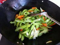 芹菜炒腐竹自制做法图解4)