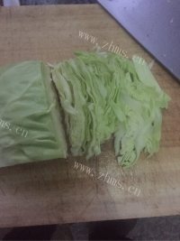 自制黄金虾米包菜做法图解1)