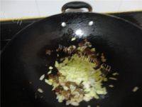 美味的腊肠炒饭做法图解4)
