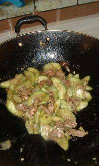 家常菜丝瓜炒肉片做法图解8)