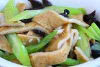 美味的芹菜炒鱼饼做法图解6)