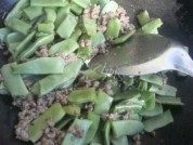 美味的肉末刀豆做法图解4)