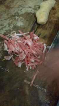 家常菜肉丝炒蒜黄做法图解3)