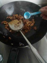 味道香醇的平菇炒肉做法图解6)