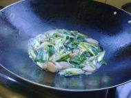 家常菜大蒜炒肉做法图解6)