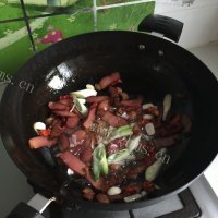 可口的腊肉炒豆角做法图解9)