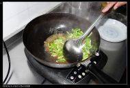 在家做的蒜苔炒肉做法图解9)