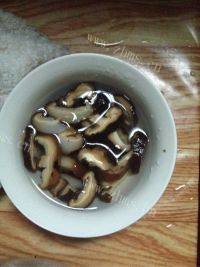 家常菜香菇豆腐汤做法图解2)