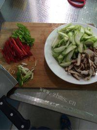 家常菜丝瓜炒香菇做法图解2)