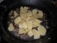 土豆炖牛肉做法图解7)