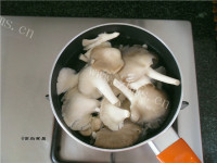 美味的平菇水瓜汤的做法图解三