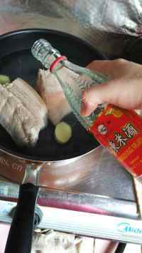 美味的梅菜扣肉做法图解4)