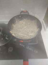 热腾腾的豆芽炒肉做法图解6)