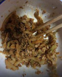 榨菜鲜肉小笼包做法图解3)