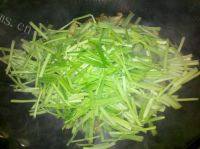 口感好的芹菜炒肉做法图解4)
