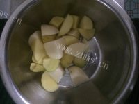 五花肉炖芸豆做法图解2)