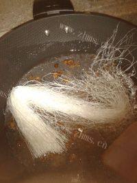 口味极佳的菠菜炒粉丝做法图解3)