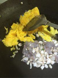 妈妈最爱的虾仁炒饭做法图解4)
