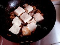 五味俱全的梭鱼炖豆腐做法图解4)
