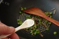 美味的腊肉香菇炒糙米饭做法图解7)