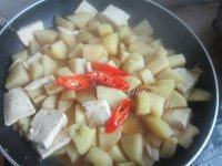 秀色可餐的土豆烧豆腐做法图解7)