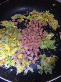 色味俱佳的蛋炒饭做法图解6)