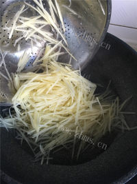 家常菜凉拌酸辣土豆丝做法图解2)