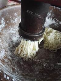 自制水晶饺子做法图解9)