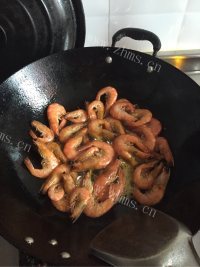 美味的改良版油爆虾做法图解4)