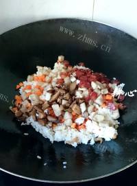 可口的腊肠芋头炒饭做法图解9)