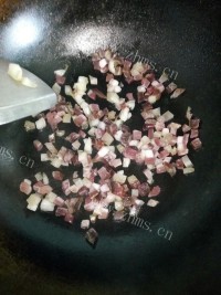 好吃的腊肉豌豆闷饭做法图解3)