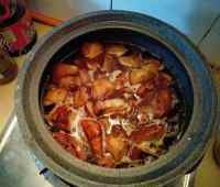 美味砂锅豆干焖肉做法图解6)