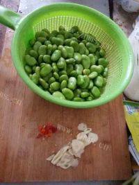家常菜清炒蚕豆做法图解1)