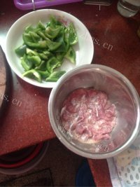 家常菜青椒炒猪肉做法图解2)
