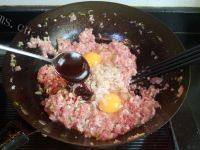 美味的豇豆肉馅生煎馄饨做法图解4)