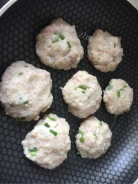 简单的葱花肉末藕饼制作做法图解2)