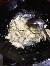 简单的菜椒炒肉做法图解3)