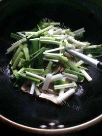 家常菜蒜苗炒豆干做法图解4)