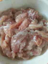 家常菜西芹炒肉丝做法图解3)