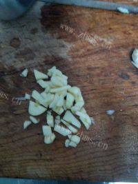 美味的蒜蓉荷兰豆做法图解2)