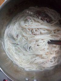 好吃不腻的排骨面做法图解3)