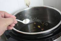 美味的海带黄豆排骨汤做法图解12)