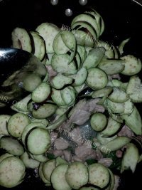 家常菜茄子炒肉做法图解7)