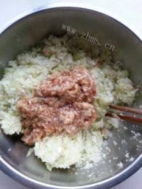 白菜猪肉馅饼自制做法图解4)