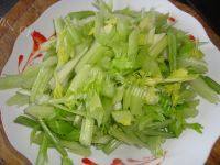 家常菜鸡蛋炒芹菜做法图解1)