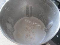 美味的黑豆核桃豆浆做法图解5)