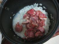 美味的腊味排骨煲仔饭做法图解6)