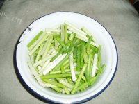 「DIY美食」蒜苗炒肉丝做法图解2)