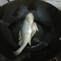 美味的香煎黄花鱼做法图解2)