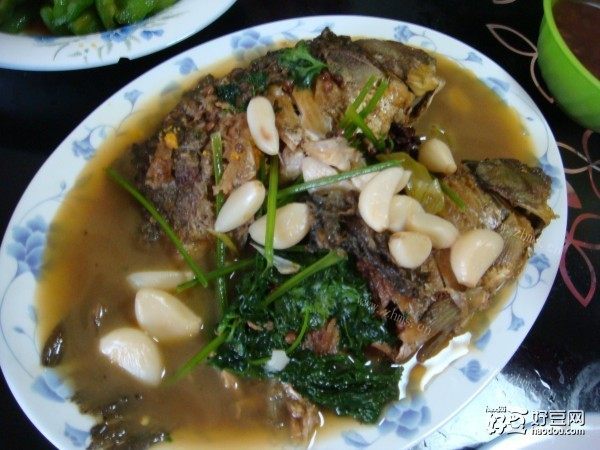 蒜烧鲫鱼